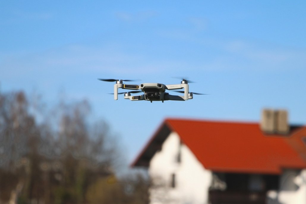dron inspeccionando tejados