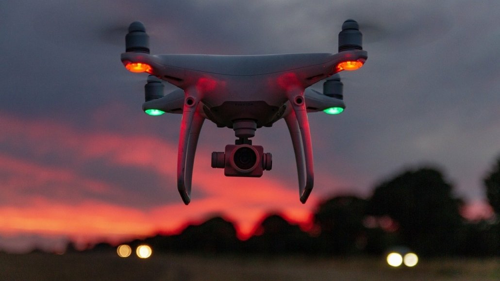 Un dron volando al anochecer