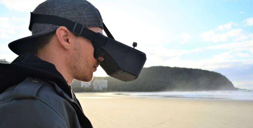 Usuario utilizando DroneMask mientras pilota su dron FPV