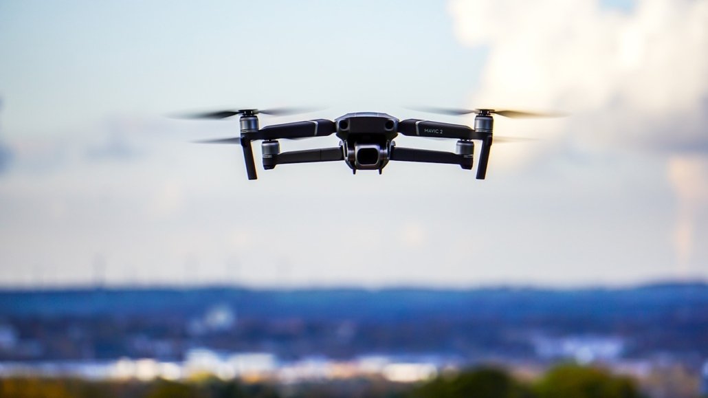 Dron sobrevolando una ciudad, uno de los mejores drones por 500 euros